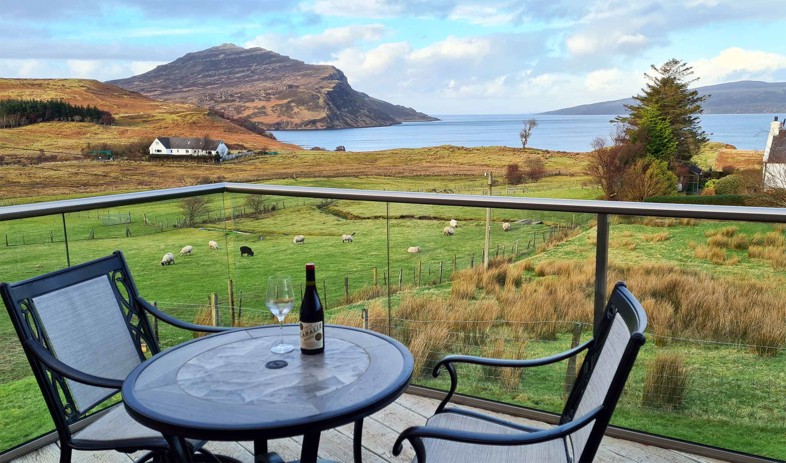Sea View Self Catering Isle of Skye Rotunda with Outside Seating Area Balcony WIFI King Size Bed En Suite Private Parking